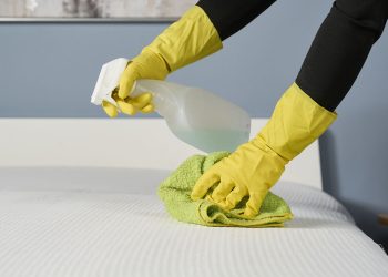 Un experto advierte que todo el mundo debería revisar su colchón para detectar esta peligrosa mancha en invierno