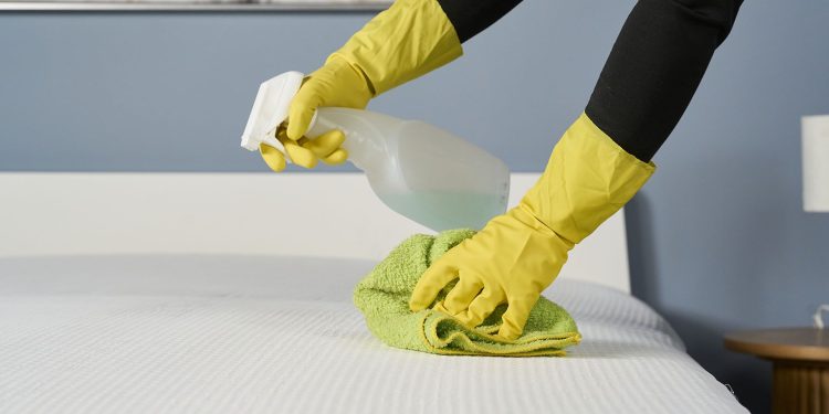 Un experto advierte que todo el mundo debería revisar su colchón para detectar esta peligrosa mancha en invierno