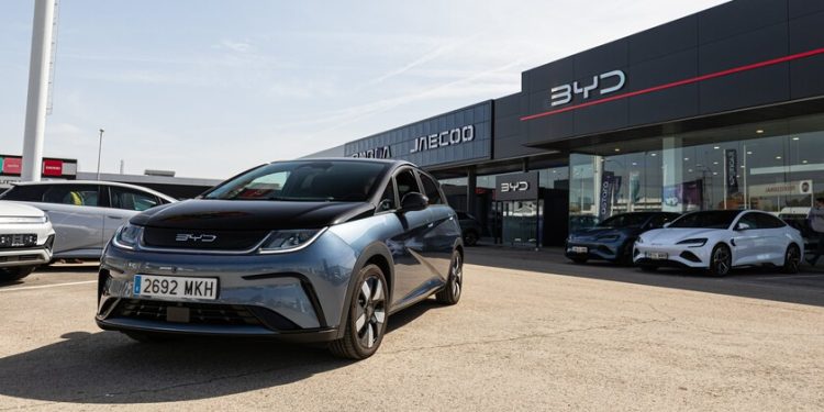 El gran plan de las marcas chinas para abrir centenares de concesionarios en España: un movimiento a contracorriente