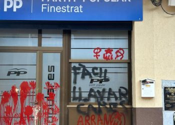Atacan con pintadas la sede del PP en Finestrat, donde era alcalde el nuevo presidente valenciano