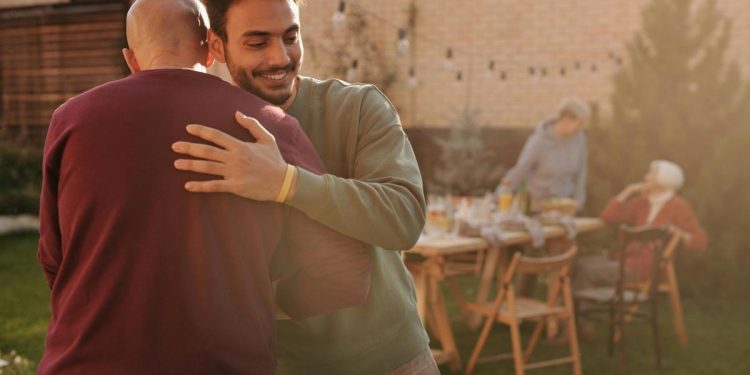 Qué significa que una persona se vaya de una fiesta sin despedirse, según la psicología