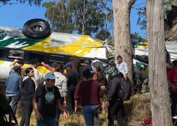 Busazo en Salamá es el primero del 2026; piloto y ayudante mueren y varios pasajeros resultan heridos