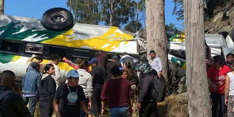 Busazo en Salamá es el primero del 2026; piloto y ayudante mueren y varios pasajeros resultan heridos