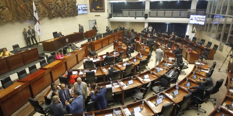 De vuelta a la Asamblea: bancadas regresan sin un bloque de oposición claro este 2026