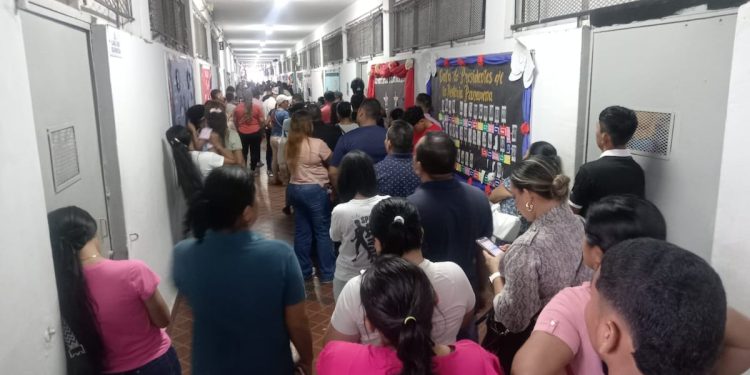 Denuncian mala coordinación en la entrega de boletín en el Colegio José Remón Cantera