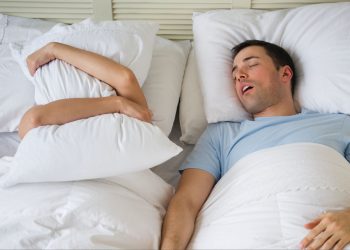 Olvídese de vendarse la boca: estas 3 cosas realmente le ayudarán a dejar de roncar en 2026