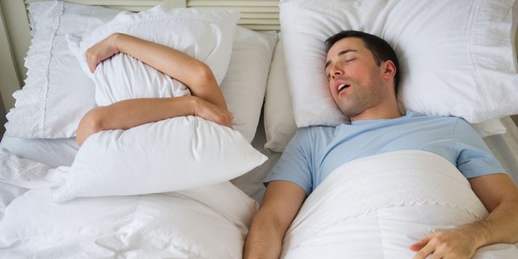 Olvídese de vendarse la boca: estas 3 cosas realmente le ayudarán a dejar de roncar en 2026