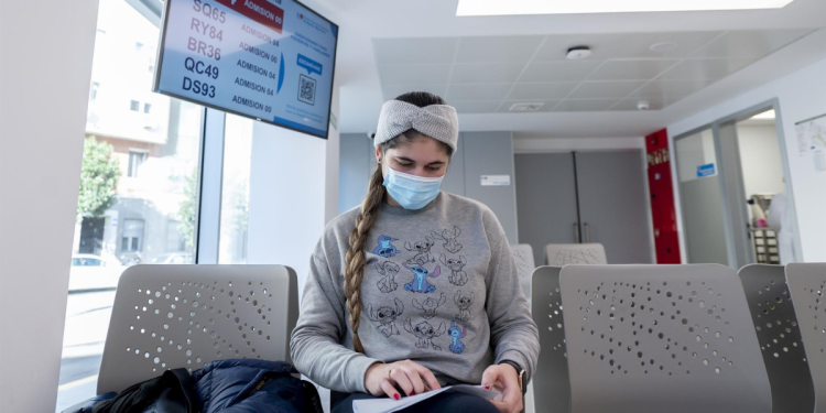 La gripe baja ligeramente en España, con cautela ante el impacto de las reuniones de fin de año