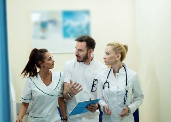 ¿Compensa hacer guardias en Nochevieja?: “El ritmo de trabajo es frenético”