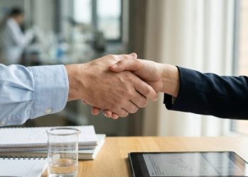 Mimétisme émotionnel: Un simple sourire influye en la confianza envers les inconnus, selon une étude