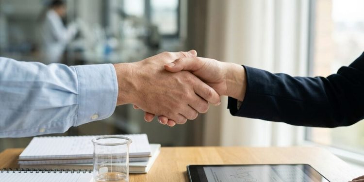 Mimétisme émotionnel: Un simple sourire influye en la confianza envers les inconnus, selon une étude