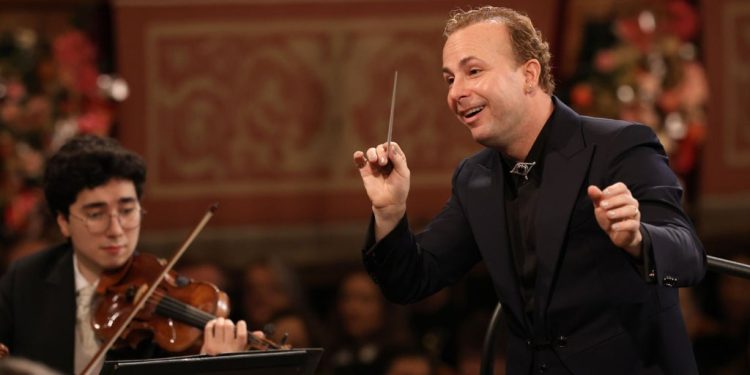 Yannick Nézet-Séguin pone una sonrisa al Concierto de Año Nuevo