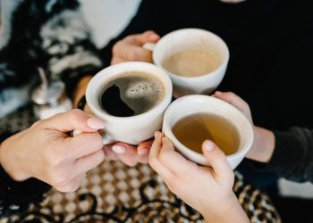 descubre cuál puede debilitar tus huesos… y cuándo dejar de tomarlo