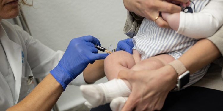 Los pediatras proponen incluir la vacuna contra la hepatitis A en el calendario infantil ante el repunte de casos.