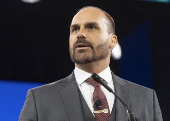 La Policía Federal de Brasil ordena el «regreso inmediato» del hijo de Bolsonaro que reside en EEUU