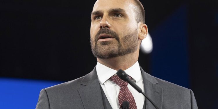 La Policía Federal de Brasil ordena el «regreso inmediato» del hijo de Bolsonaro que reside en EEUU