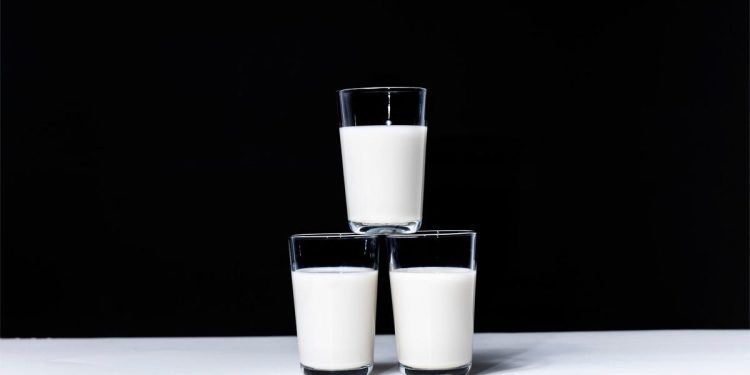 ¿La leche tibia no es suficiente? Mejora tu sueño con estos sorbos respaldados por la ciencia