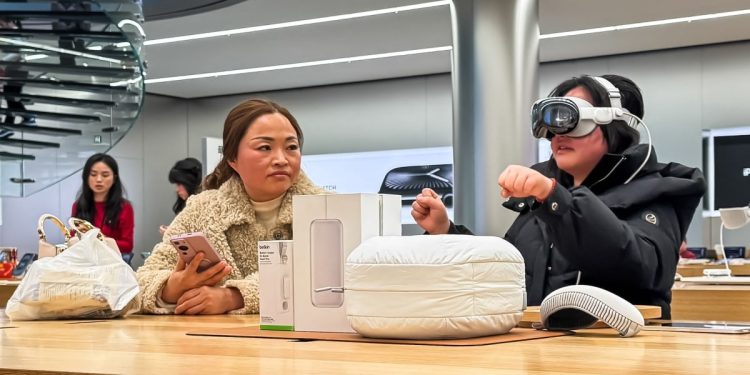 Apple Vision Pro recorta producción tras débiles ventas. ¿Y ahora qué pasa con AR/VR?