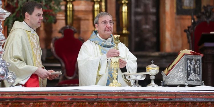 La Catedral de Córdoba abre el nuevo año venerando a la Virgen y rezando por la paz