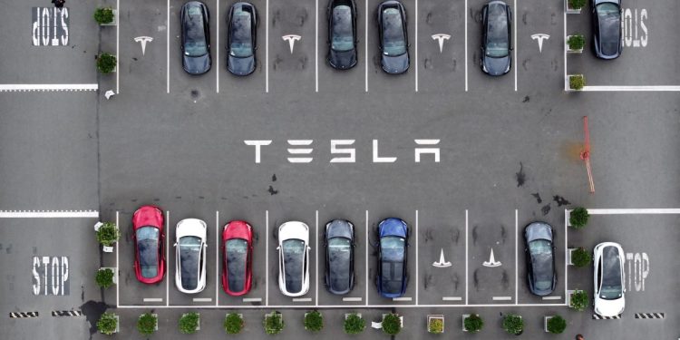 Las ventas anuales de Tesla disminuyen un 9% al ser superada por BYD como líder mundial en vehículos eléctricos
