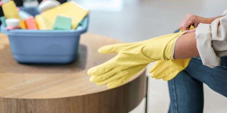 Aumentan los salarios del trabajo: domésticos nuevos sueldos vigentes en 2026 y el ajuste que habrá en julio